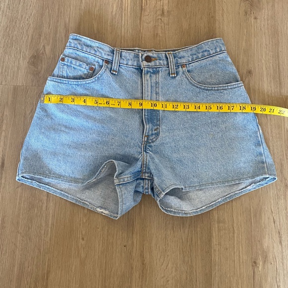 Vintage High waisted Levi’s 505 shorts - Picture 5 of 10
